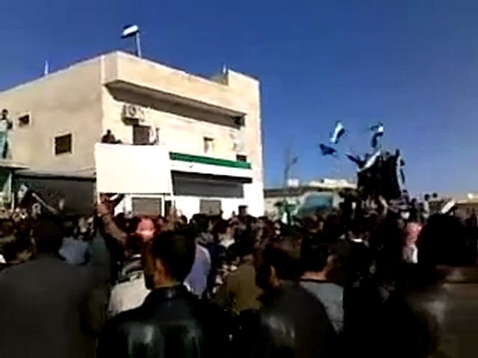 فري برس   ادلب التح مظاهرة حاشدة تهتف لاسقاط النظام28 11 2011