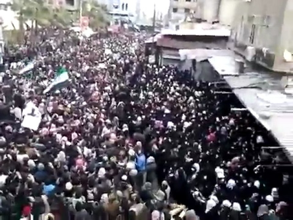 فري برس   ريف دمشق دوما مراسم زفاف 12 شهيد بحشود هائله 23 1 2012 جــ2