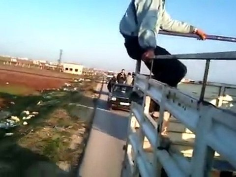 فري برس أحرار إبين و الجينة في طريقهم لتقديم العزاء بشهيد حزانو عبد الرحمن حبلص 23 1 2012