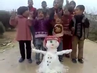 فري برس   ادلب   معرة حرمة    أطفال مع رجل الثلج 23 1 2012