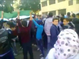 فري برس   بانياس    مظاهرة طلابيه ترفع علم الاستقلال 23 1 2012