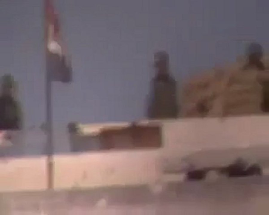 فري برس   انظرو الى هذا القناص كيف يطلق النار على الابرياء من اجل التسلية حمص كرم الزيتون 3 12 2011