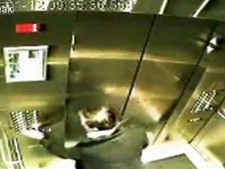 Il oublie son chien en laisse... hors de l'ascenseur