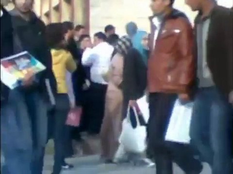 فري برس تجمع الطلاب حول طالبة أصيبت اليوم في جامعة البعث بعد إطلاق النار العشوائي من قبل الأمن 30 11 2011