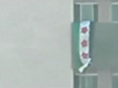 فري برس حمص أبطال كلية الطب يرفعون علم الأستقلال على الكلية 30 12 2011