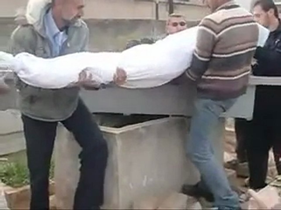 فري برس   حمص باب السباع مقطع تشيع ودفن الشهيد مازن عز الدين النعيم اطلاق عليه حاجز القلة من شبيحة الاسد رصاصة قناص والراس 30 11 2011