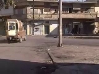 فري برس   باباعمرو الناس كيف يقطعون الشوارع 3 12 2011