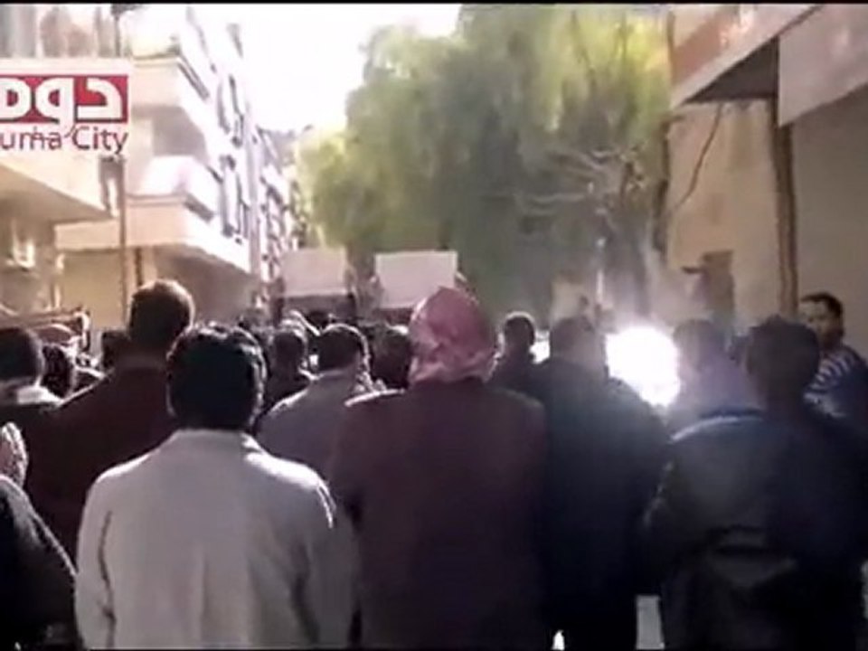 فري برس   دوما مظاهرة في جمعة المنطقة العازلة مطلبنا وهجوم الجيش والامن عليها 2 12 2011