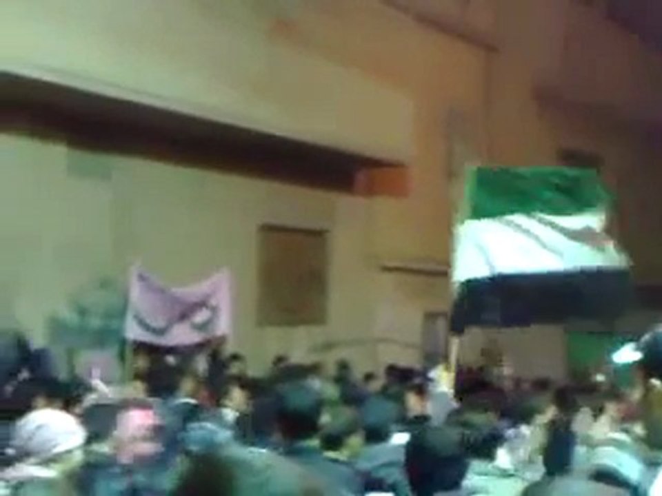 فري برس   حماه حي الحميدية مسائية المنطقة العازله 2 12 2011 ج1