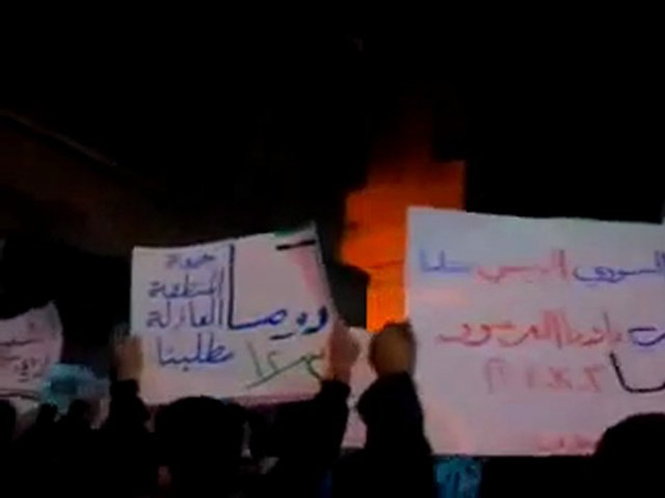 فري برس   ريف دمشق دوما    مظاهرة مسائية تتواجه الى بيت الشهيد 3 12 2011 ج2