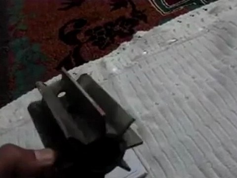 فري برس حمص المنكوبة الوعر قنبلة مسمارية القاها الأمن لترويع المتظاهرين السلميين 5 12 2011