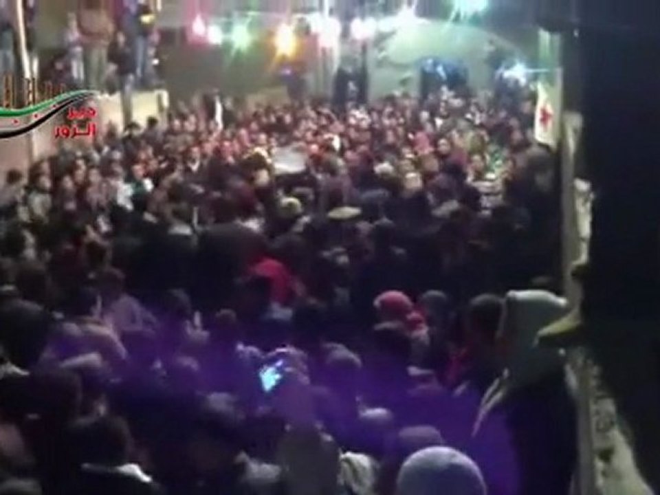 فري برس   دير الزور المظاهرات المسائية لأبطال الدير أمام بيت الشهيد نهاد خرابة 6 12 2011 ج5