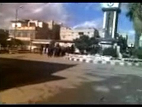 فري برس القصير اطلاق النار من مبنى البلدية على مظاهرة جامع رمزون أثناء عبورها الى باقي الجوامع وسقوط عدد من الجرحى 9 12 2011