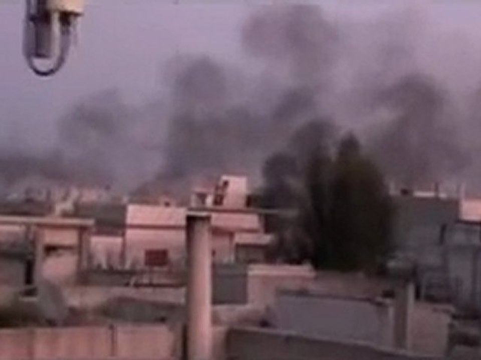 فري برس   حمص   ديربعلبة تصاعد اعمدة الدخان من المدرسة والمنازل 11 12 2011