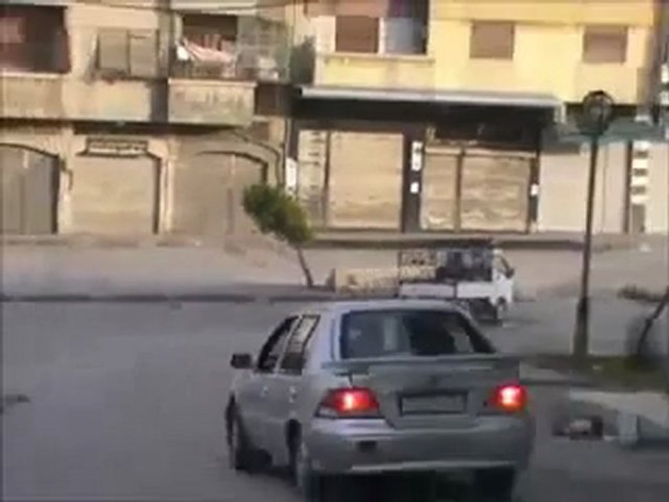 فري برس   حمص باب الدريب اطلاق النار من اجز باب تدمر على الناس العزل وهم يقطعون الطريق 12 12 2011
