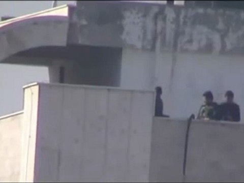 فري برس حماة قناصة على المجمع الطبي الجامعة تقتلنا 16 12 2011