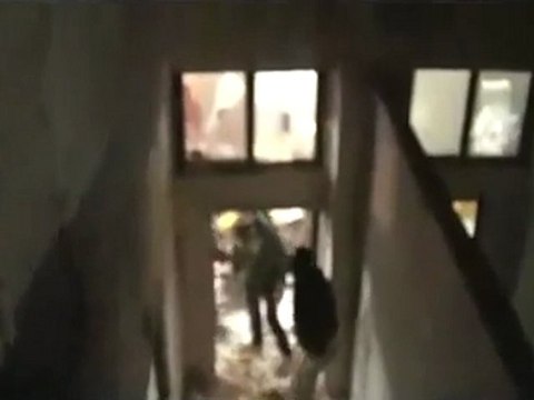 فري برس حمص باباعمرو الدماء على سقف على منزل وآثار الدمار التي حلت نتيجة القصف الصاروخي على الحي 20 12 2011