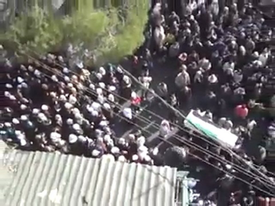 فري برس   وصول الشهداء الأبطال إلى ساحة الحرية ريف دمشق الزبداني 21 12 2011