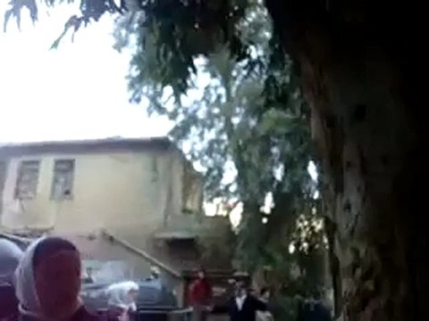 فري برس مظاهرة طلابية واغلاق الطرق بالحاويات امام سيارات الشبيحة لحماية أنفسهم معضمية الشام 22 12 2011