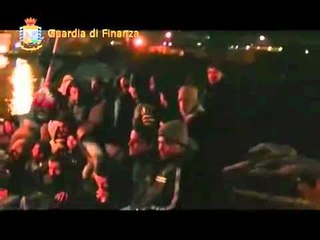 Bari - Fermato peschereccio con 99 clandestini