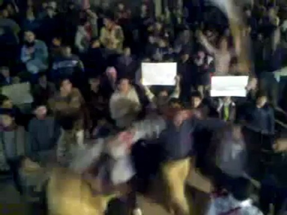 فري برس   إدلب   بلدة طعوم  مظاهرة مسائية نصرة لحمص 25 12 2011