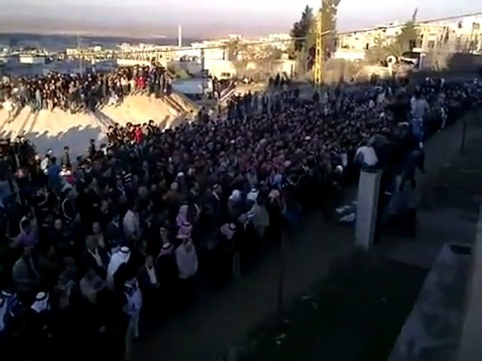 فري برس   حوران الحارّة صلاة الجنازة على الشهيد محمد بقدلية 29 12 2011 ج2