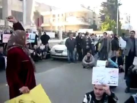 فري برس مقطع رااائع لإمرأة مسنة تدعو على بشار مدينة ادلب 28 12 2011