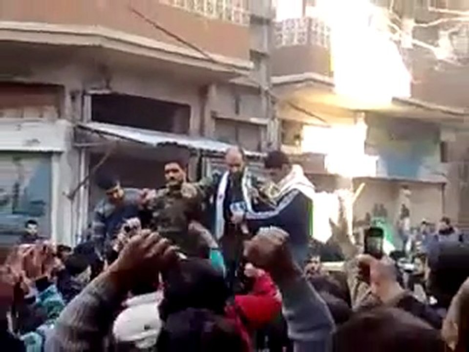 فري برس   حمص باب السباع انشقاق في الجيش اثناء دخول اللجنة العربية 28 12 2011