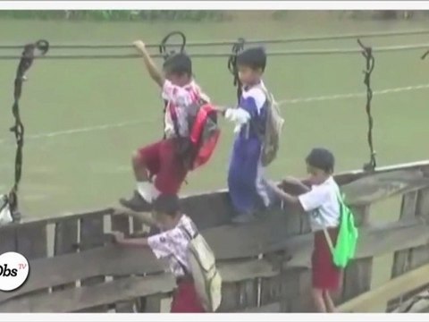 Chaque jour, ces élèves doivent franchir le pont de la mort