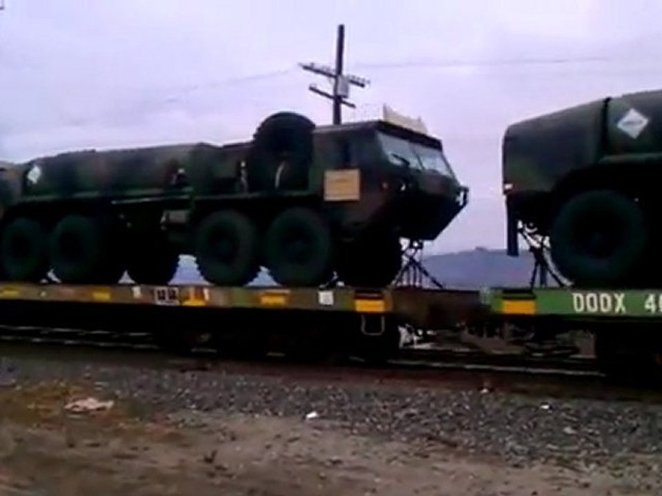 3ème Guerre Mondial  Des centaines de tanks et autres véhicules militaires transitent aux USA