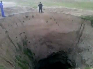 Un gouffre géant apparaît en RUSSIE le 19.01.2012