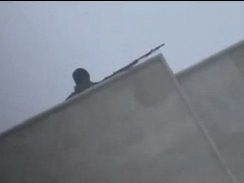 فري برس حماة قناص على ظهر بناء في الشرقية يوم وصول المراقبين 29 12 2011