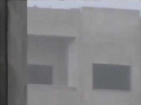 فري برس حماة قناصين الاسد متمركزين على الاسطحة مقابل مظاهرة 29 12 2011