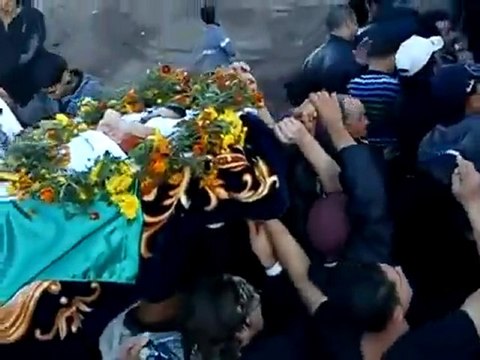 فري برس حوران الحارّة خروج أعداد غفيرة جدا في تشييع مهيب للشهيد محمد بقدلية 29 12 2011 ج2