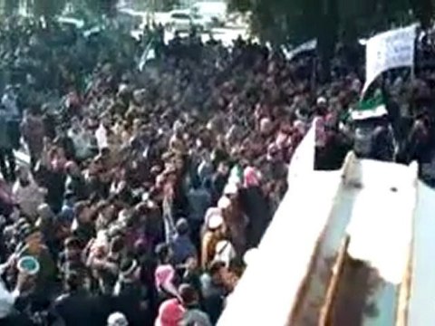فري برس مظاهرة ضخمة جدا في خان شيخون جمعة الزحف الى ساحات الحرية 30 12 2011