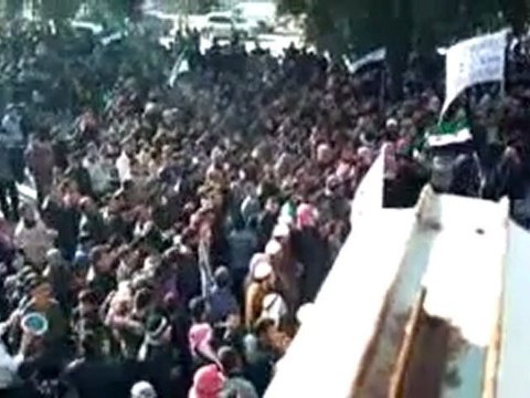 فري برس مظاهرة ضخمة جدا في خان شيخون جمعة الزحف الى ساحات الحرية 30 12 2011