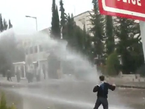 فري برس حماة رش المتظاهرين بالماء في طريق حلب 30 12 2011