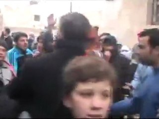 فري برس   حماة المحتلة صحفي اجنبي حر في حي طريق حلب 30 12 2011 ج1