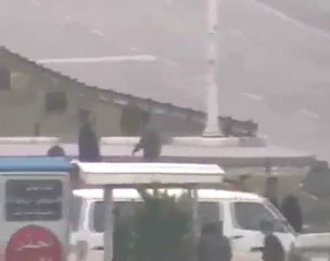 فري برس   حماة طريق حلب  الامن يخفي الروسيات عند قدوم اللجنة 30 12 2011