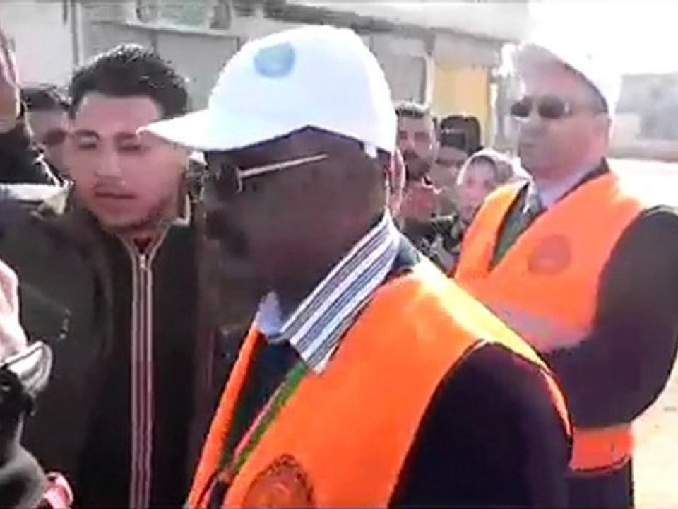 فري برس   حمص باباعمرو هامأبو صلاح مع اللجنة أمام حاجز كفرعايا