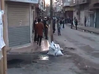فري برس   إطلاق النارعلى المتظاهرين بعد مظاهرة باب السباع 27 12 2011 ج2