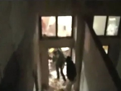 فري برس باباعمرو الدماء على سقف على منزل وآثار الدمار التي حلت نتيجة القصف الصاروخي على الحي 20 12 2011