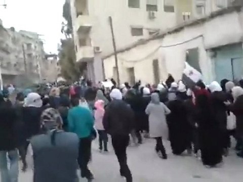 فري برس معضمية الشام لحظة تجمع الأحرار في شارع الروضة وخروجهم في مظاهرة لأجل الحرة عزيزة الخطيب 02 01 2012