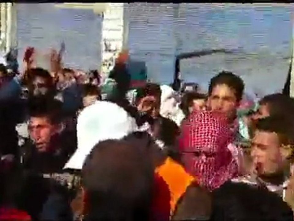 فري برس   حمص الرستن لحظة دخول المراقبين من حواجز الجيش 3 1 2012