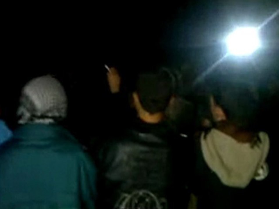 فري برس  حمص كرم الزيتون حي الرفاعي مظاهرة رغم انقطاع الكهرباء حتى بوجود المراقبين بحمص 3 1 2012