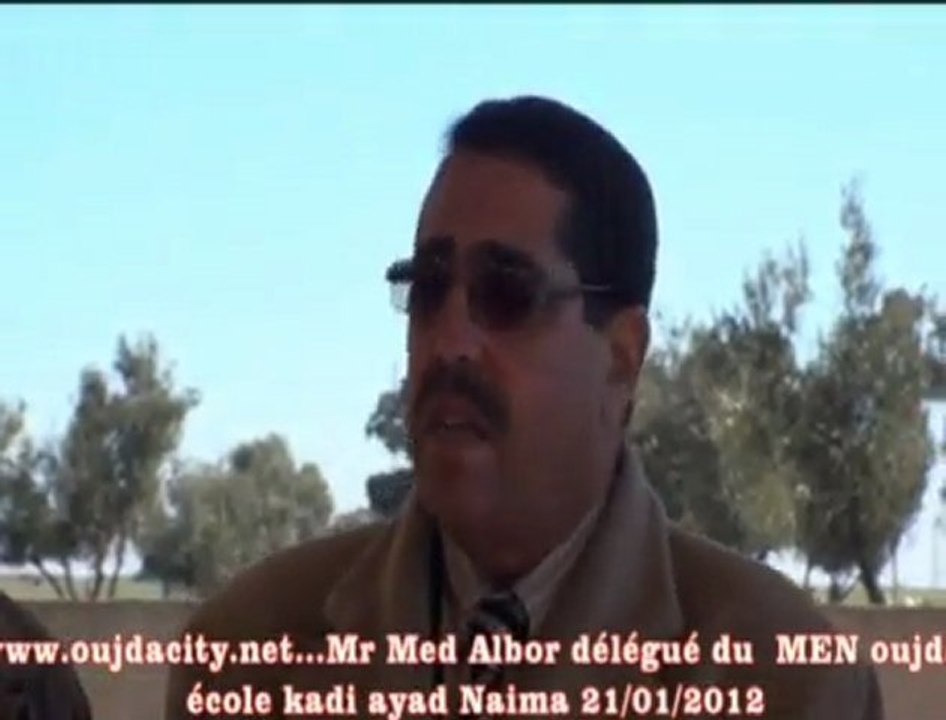 السيد محمد البور النائب الاقليمي لوزارة  التربية بوجدة  خلال حفل توزير 1000 لباس من طرف مؤسسات التعليم الخصوصي بمدرسة القاضي عياظ بالنعيمة