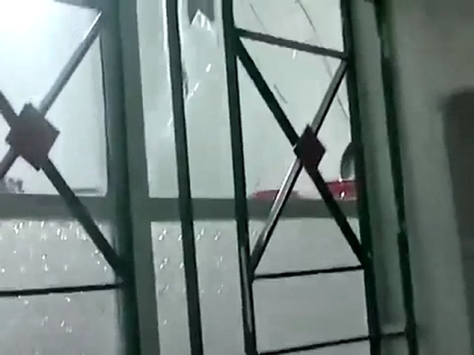 فري برس   ادلب جبل الزاوية بلدة البارة سقوط احدا القذائف على البيوت الامنة 4 1 2012