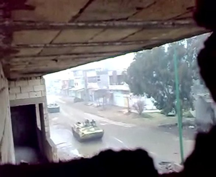 فري برس   حمص الحولة مدرعات الجيش الأسدي تتجول في الحولة 5 1 2012