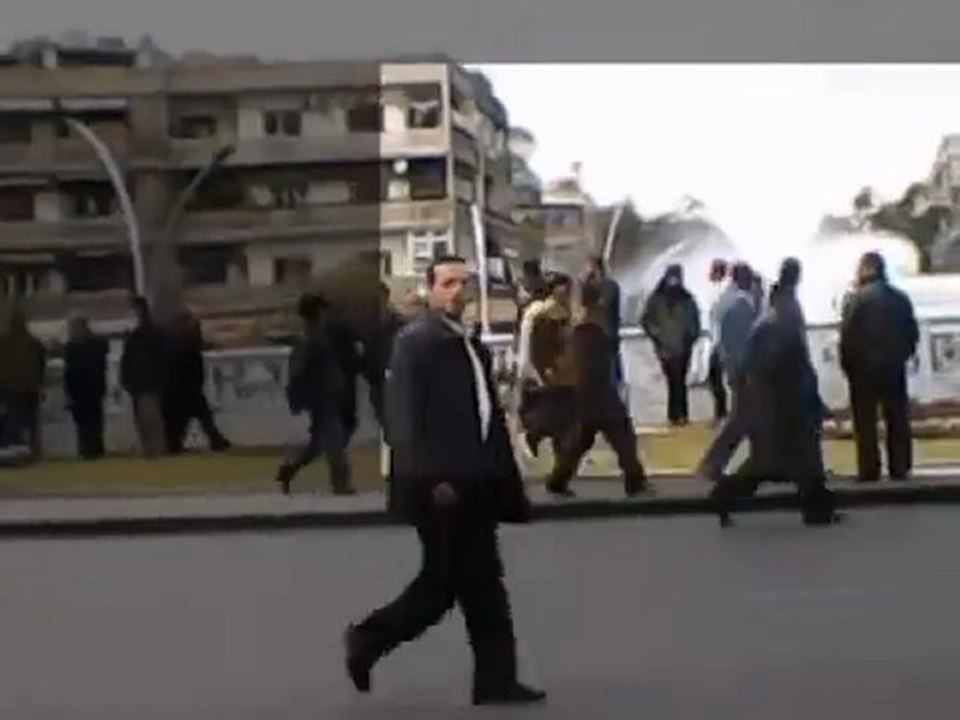 فري برس   قمع المتظاهرين في جامع الرفاعي