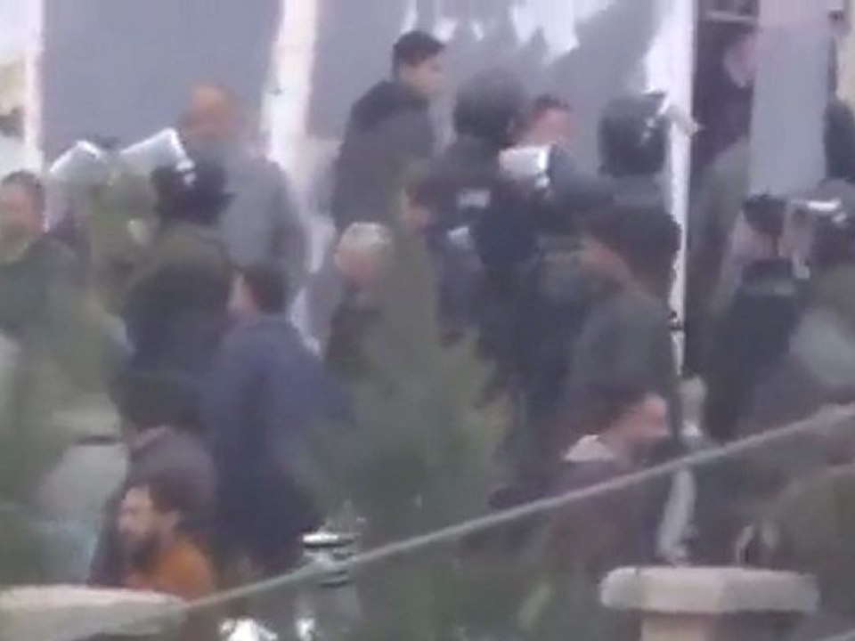 فري برس   درعا المحطة حي الكاشف محاصرة مسجد مصعب بن عمير ورش المتظاهرين بالماء المغلي جمعة ان تنصرو الله 6 1 2012